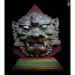 เสือคาบดาบโบราณ อายุ 100 ปี ติดบนแผ่นป้ายไม้
