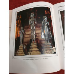 A picture book of Buddha statues in the Grand Palace 600 page full color picture book Published in 1992