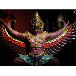 องค์พญาครุฑโทครุฑามหาราช อยู่ในป่าหิมพานต์ เป็นมหาราช ผู้เป็นใหญ่ในชั้นฟ้าดูแลเทพ คอยปราบผู้กระทำความผิดและเทพที่ประพฤติตนผิดจากศีลธรรมและโลกี