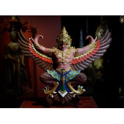 องค์พญาครุฑโทครุฑามหาราช อยู่ในป่าหิมพานต์ เป็นมหาราช ผู้เป็นใหญ่ในชั้นฟ้าดูแลเทพ คอยปราบผู้กระทำความผิดและเทพที่ประพฤติตนผิดจากศีลธรรมและโลกี
