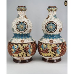 antique pair of vases gourd style absorbs wealth It is for adjusting Feng Shui. Set up in the living room to attract stored energy bring wealth