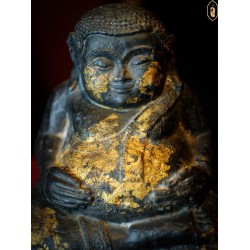 Sangkachai amulet with Pikul flower pattern Terracotta ratana coated with rak resin Rarely found old amulets that are still in perfect condition. Worth collecting and worshiping.