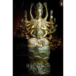 A thousand-armed Guanyin Bodhisattva, about 30 years old, passed through the ceremony at Leng Nei Yi Temple. (Wat Mangkorn Kamalawat) Brass metal covered with pure gold.