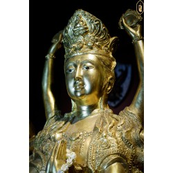 A thousand-armed Guanyin Bodhisattva, about 30 years old, passed through the ceremony at Leng Nei Yi Temple. (Wat Mangkorn Kamalawat) Brass metal covered with pure gold.