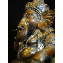 Antique wooden Ganesha made of golden teak wood. Go through a ceremony of writing amulets and burying the amulet under the base. Buddha's virtues are full of virtues.