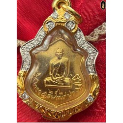 เหรียญในหลวงทรงผนวช ภปร. กองทัพภาค 3 ปี 2517 เนื้อทองคำ หมายเลขประจำองค์ 242 จัดสร้างไม่เกิน ๕๐๐ เหรียญ 