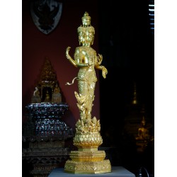 Phra Trimurti, the three great gods who grant many blessings, creating auspiciousness, created with the same materials and ceremonies as the statue in front of the World Trade Center, ceremonies were held 3 times in 3 sacred places.