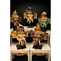 หยุดเลื่อนก่อน… ชุดนี้ “ลงมาจากหิ้งครู” ครบ 5 สี