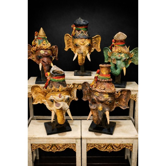 หยุดเลื่อนก่อน… ชุดนี้ “ลงมาจากหิ้งครู” ครบ 5 สี