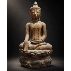 "พระไม้เก่าโบราณอายุหลายร้อยปี"
