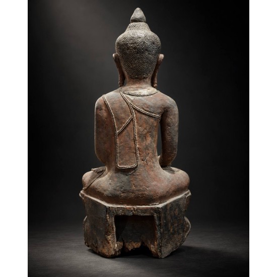 "พระไม้เก่าโบราณอายุหลายร้อยปี"